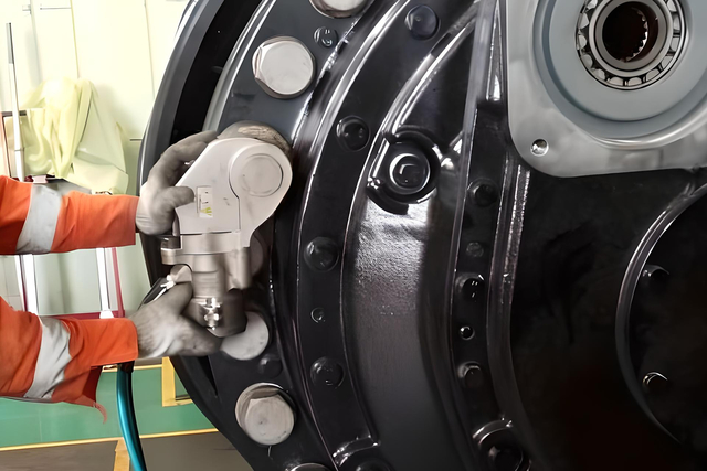 Man using hydraulic torque wrench 2 display